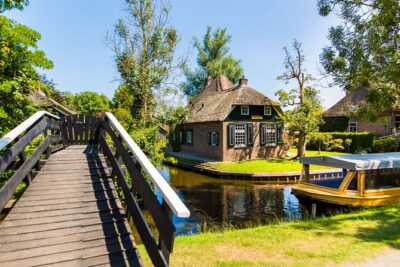 Giethoorn and Afsluitdijk Day Trip from Amsterdam with Boat Trip - Giethoorn on the water: why the boat ride is the whole point