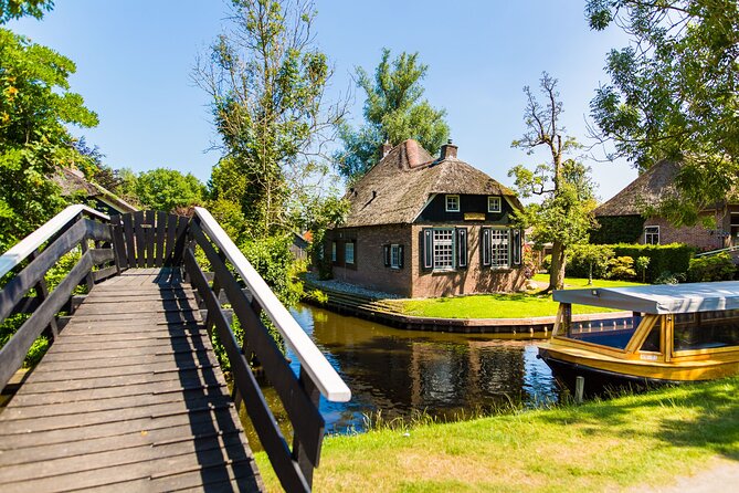 Giethoorn and Afsluitdijk Day Trip from Amsterdam with Boat Trip - Giethoorn on the water: why the boat ride is the whole point
