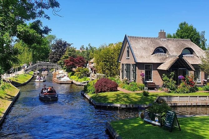 Giethoorn Day Tour from Amsterdam with Small Boat Ride - The electric boat ride: when you get to take the controls