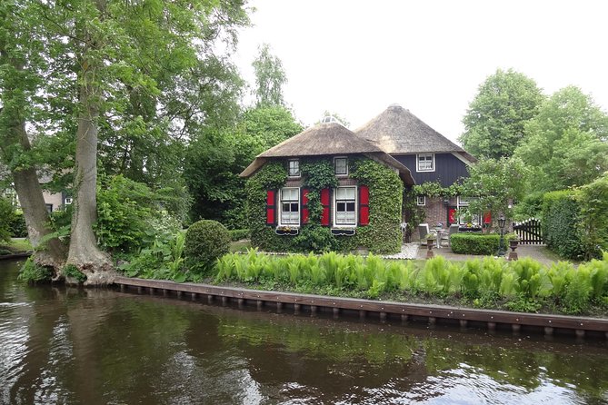 Giethoorn Day Tour from Amsterdam with Small Boat Ride - The guide factor: what makes it feel stress-free or not