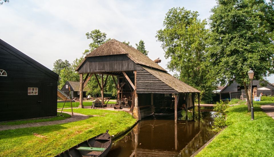 Giethoorn: Private Day Trip with Boat Tour from Amsterdam - The private walking tour: what your guide helps you notice