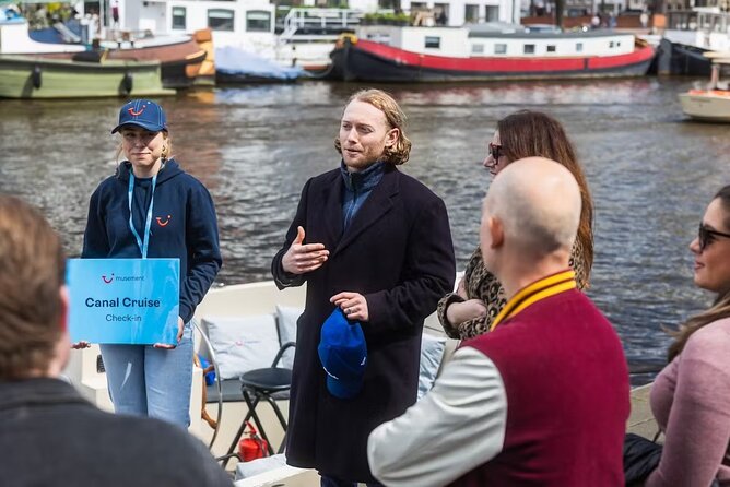 Highlights and Local Insights Canal Cruise Tour in Amsterdam - Getting started at Oudezijds Voorburgwal: your first view of the Amstel