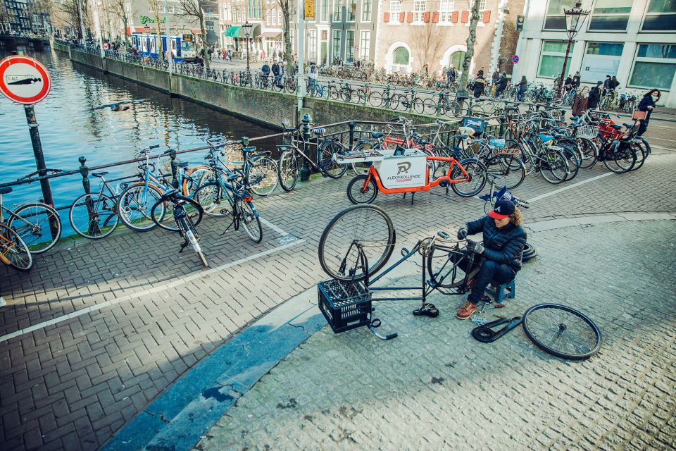 Humans of Amsterdam - Small group cultural walking tour - The 4-hour route: canals, De Jordaan, and the Red Light District