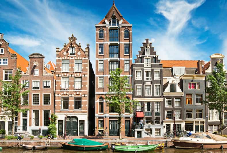 Jordaan, Anne Frank and Leidseplein tour in English - Meet at Central Station and Catch the Green Umbrella