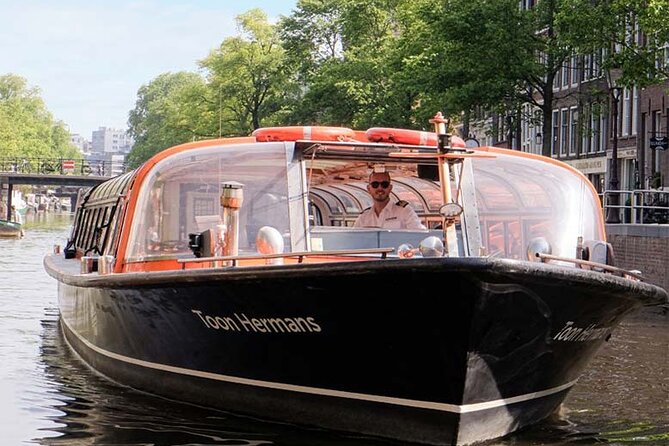 Keukenhof, Flower Fields, Volendam and Zaanse Schans Small-Group Tour - Volendam: seaside village time, costumes, and lunch your way