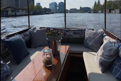 Luxury Amsterdam Canal Cruise – Unlimited Cocktails Included (1H) - From the oldest canal to ancient buildings: the first stretch is the best