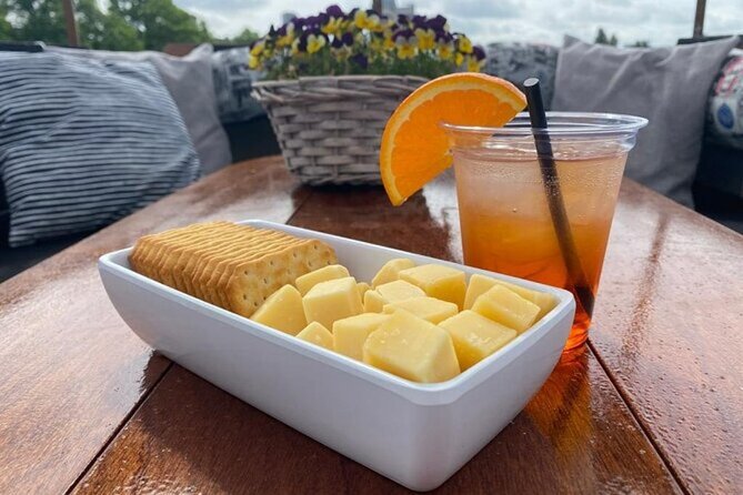 Luxury Amsterdam Canal Cruise – Unlimited Cocktails Included (1H) - Wealthy merchants and the golden-age vibe: what to look for