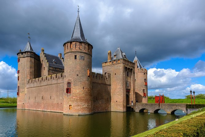 Northern Highlights Tour: visit 4 magnificent places from Amsterdam - Stop 2: Afsluitdijk watchtower and the view split between sea and lake