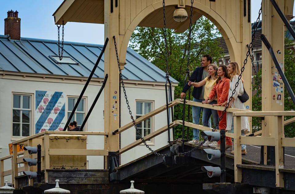 Outside Escape Amsterdam with your friend(s) and have fun! - Difficulty levels: easy, average, or challenging