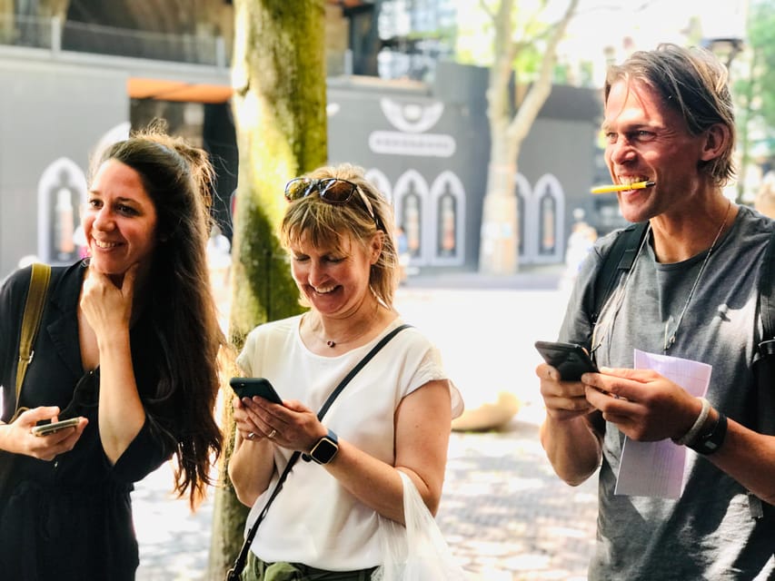 Outside Escape Amsterdam with your friend(s) and have fun! - Service desk hours and hints: help when you need it