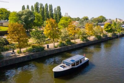 Private All-Inclusive Cruise with Captain - Learning Amsterdam from a captain, not a script