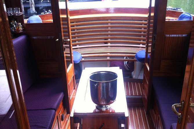 Private boat tour on a electric saloon boat - Drinks, Snacks, and Staying Comfortable