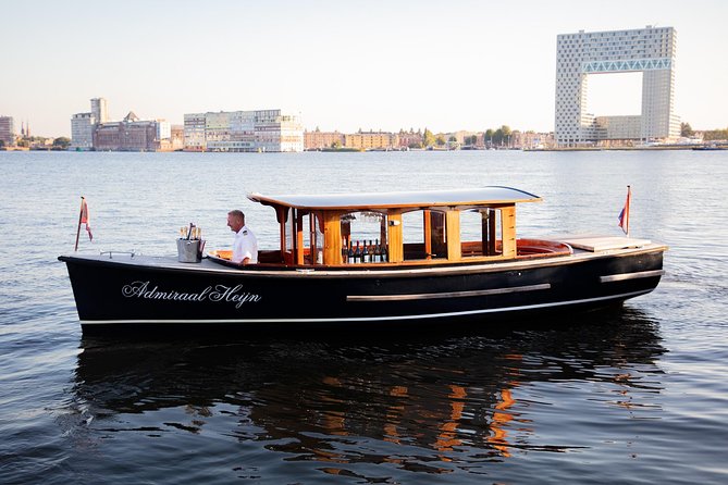 Private boat tour on a electric saloon boat - How the Captain-Guide Affects Your Experience