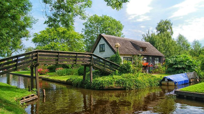 Private Day Trip from Amsterdam to Giethoorn including boat tour - A day trip that trades trains for time