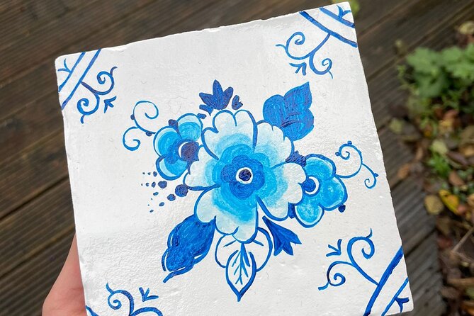 Private Souvenir Creation in Dutch Delft Blue from Netherlands - Meet Liesje: the short Delft Blue lesson that makes your painting easier
