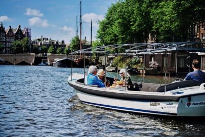 Short canal trip in German: Amsterdam in an hour - Where you board: Prinsengracht 375, then right back again