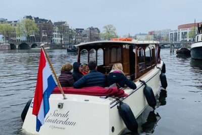 Small-Group Luxury Canal Cruise with Local Skipper - Captain Victor’s pacing makes the 90 minutes feel effortless