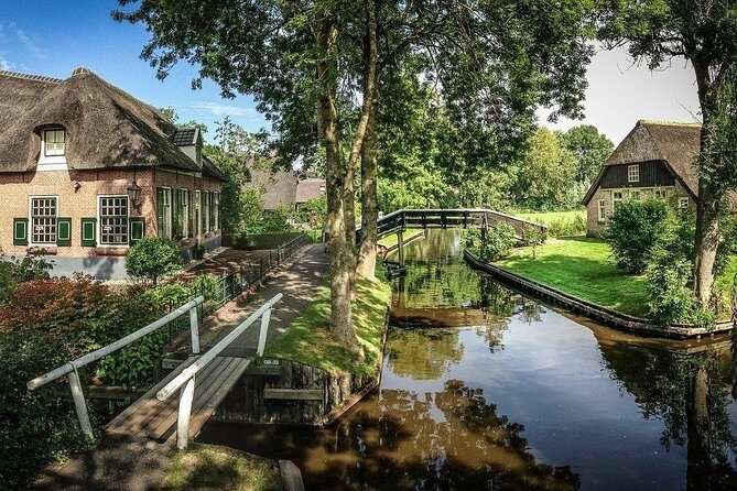 Small-Group Tour to Windmills & Giethoorn with boat tour - Giethoorn canal cruise: how to get the best picture of the village