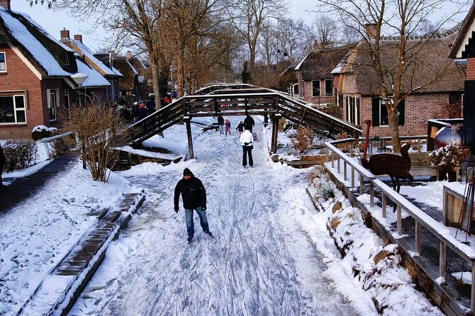 Small-Group Tour to Windmills & Giethoorn with boat tour - Wandering Giethoorn streets after the cruise