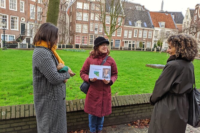 Small-Group Women's History Tour in Amsterdam - Stop 4: Beurspoortje, motorcycles, and a story you’ll remember