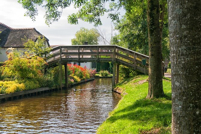 Tour to Giethoorn and Keukenhof Tulip Fields from Amsterdam - The driver/host setup: what you gain without a formal guide