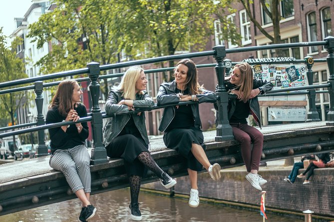 Vacation Photoshoot & Tour in Amsterdam - Stop 1 at Damrak: an iconic starting line for your portraits