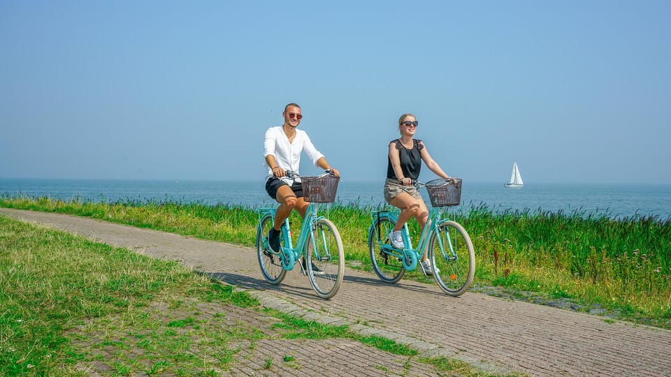 Volendam: Bike Rental including Highlights-Routes - Pedal power for Dutch essentials: dikes, lakes, farms, windmills