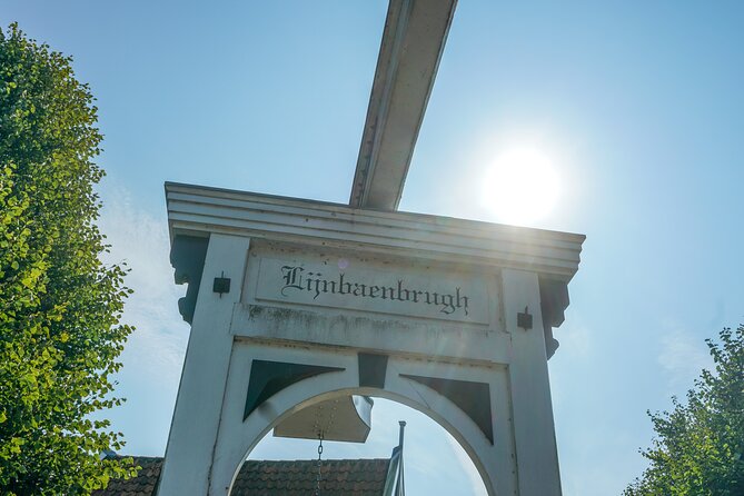 Volendam: E-bike rental with suggested countryside- and fisherman village route - Riding the Dikes and Seeing Life With the Waterline Close