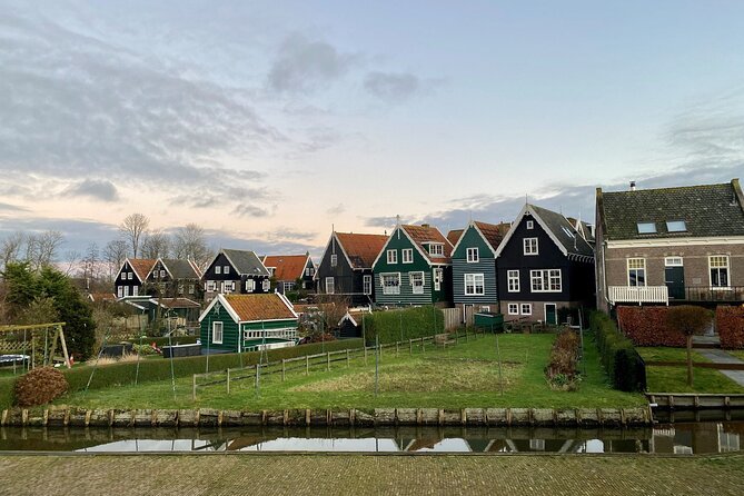 Volendam: E-bike rental with suggested countryside- and fisherman village route - Monnickendam’s Old Center and Harbor Energy (Plus Beer Brewery Time)