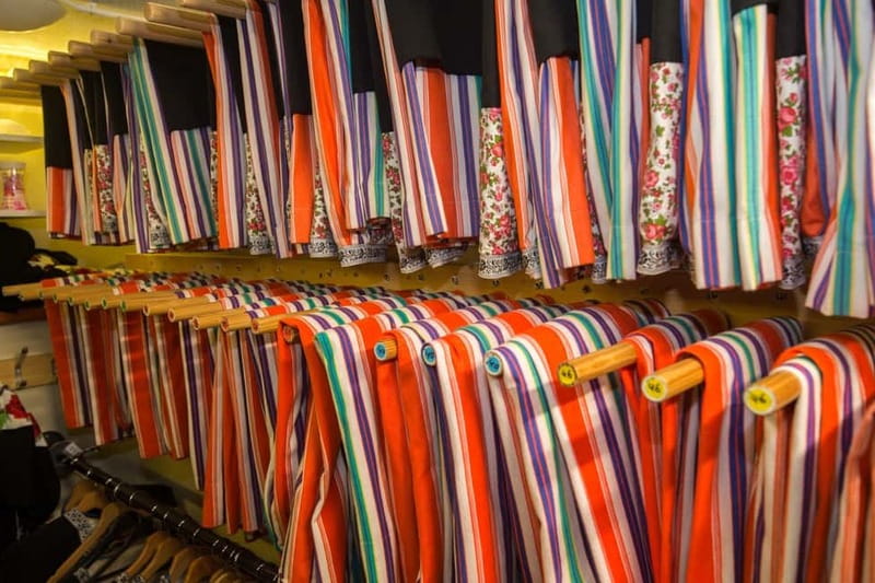 Volendam: Photo Opportunity in Traditional Dutch Costume - Volendam in One Photo: What This 25-Minute Costume Shoot Really Is