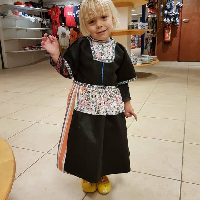 Volendam: Traditional Costume Photo with Cheese & Clog Tour - Who this tour fits best (and who might want a different stop)
