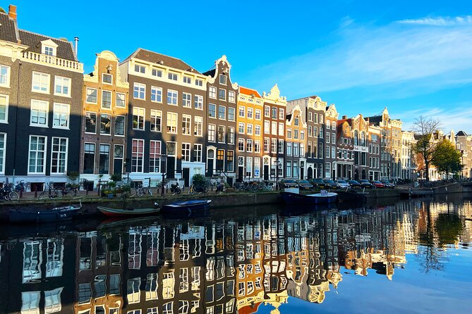 Walking Tour about Golden Age Architecture, private local guide - Torensluis and the crooked-houses effect: baroque façades on soft ground