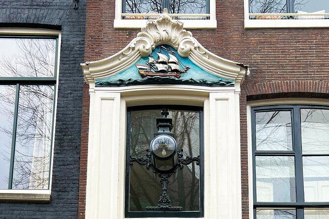 Walking Tour about Golden Age Architecture, private local guide - Prinsengracht warehouses: hoisting beams, steep gables, and practical design