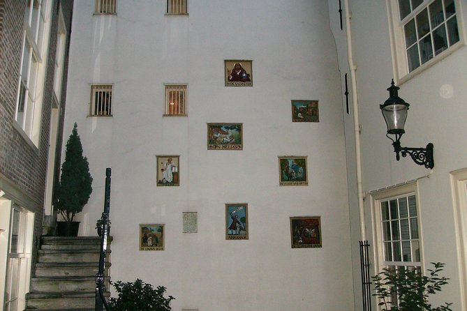 Walking tour of 2 hours of the highlights of Amsterdam - Begijnhof: A Historic Courtyard That Changes the Pace