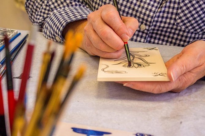 Workshop 'Paint your own Delft Blue Tile!' - Entering De Munt: the simple setup before you paint
