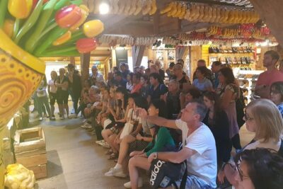 Zaanse Schans windmill tour with Italian guide - Stop 1: Zaanse Schans mills, spices, clogs, cheese, and diamonds